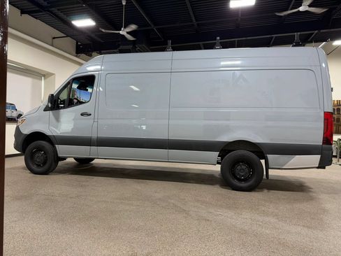 Used 2022 Mercedes-Benz Sprinter 2500 image 10