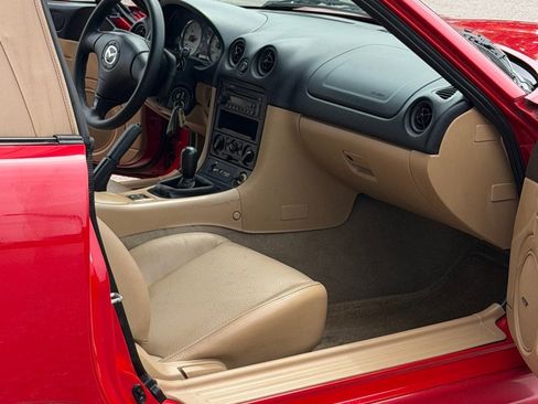 Used 2001 MAZDA MX-5 Miata RWD image 6