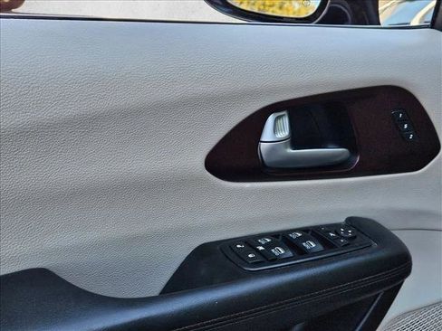 Used 2017 Chrysler Pacifica Limited image 10