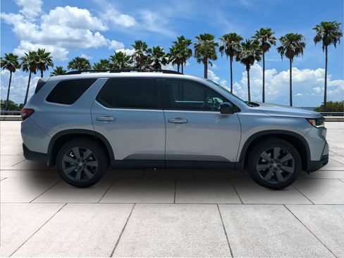 Used 2025 Honda Pilot Sport image 11