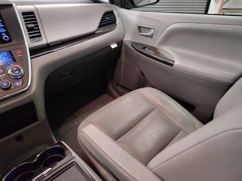 Used 2019 Toyota Sienna XLE image 29