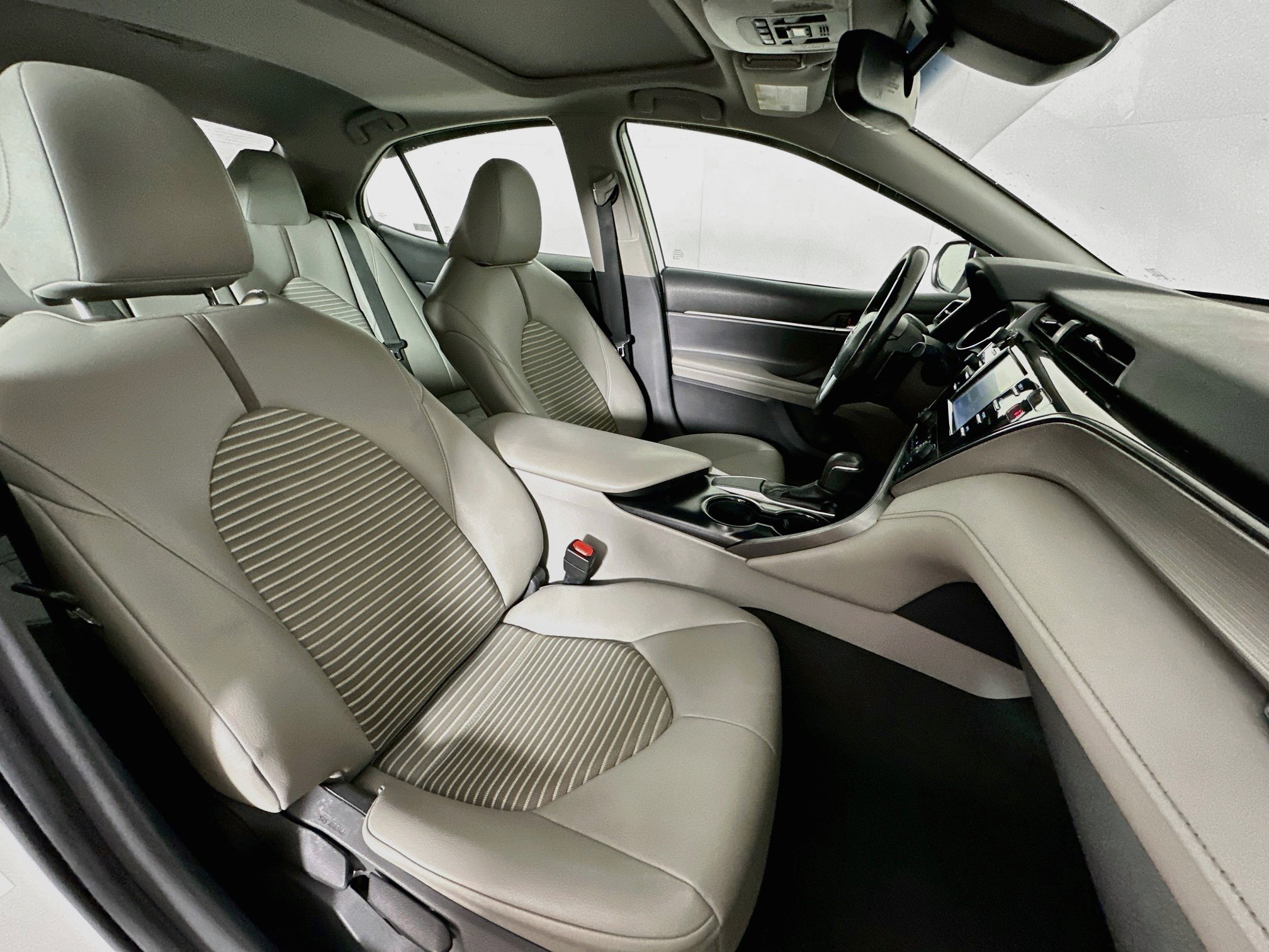 Used 2019 Toyota Camry SE w/ Convenience Package FWD image 31