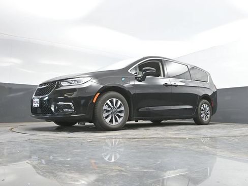 Used 2024 Chrysler Pacifica Limited FWD image 54