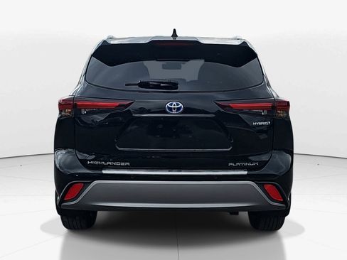 Used 2024 Toyota Highlander Platinum image 4
