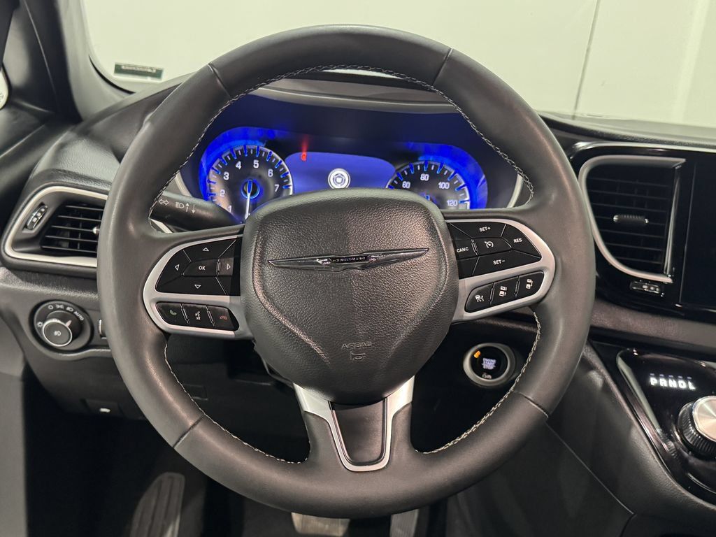 Used 2025 Chrysler Pacifica Select FWD image 5
