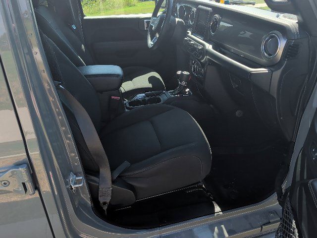 Used 2018 Jeep Wrangler Unlimited Sahara AWD/4WD image 9