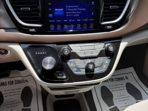 Used 2017 Chrysler Pacifica Touring FWD image 13