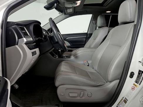 Used 2018 Toyota Highlander Limited FWD image 15