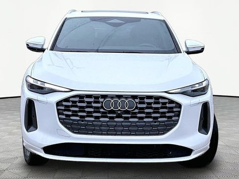 Certified 2025 Audi Q5 Premium AWD/4WD image 3