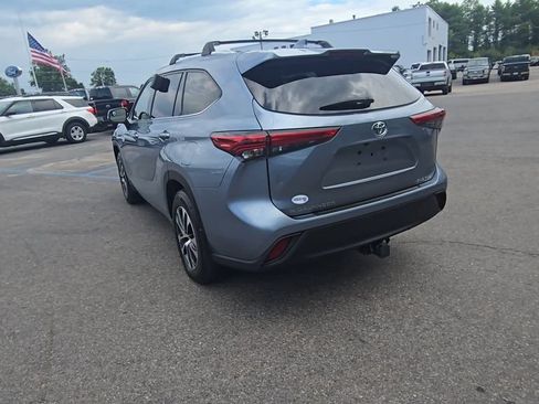 Used 2020 Toyota Highlander XLE AWD/4WD image 18