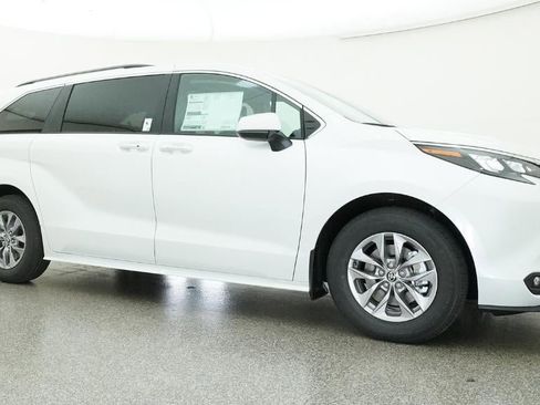 New 2026 Toyota Sienna XLE image 28