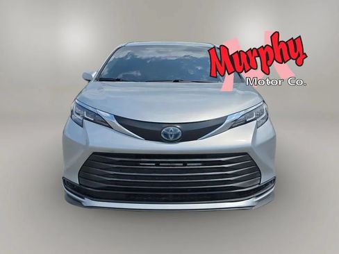 Used 2021 Toyota Sienna LE w/ LE Plus Package FWD image 4