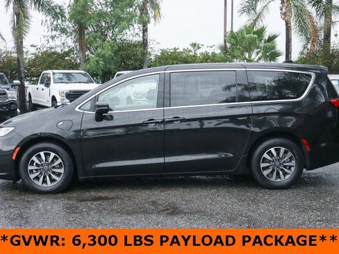 Used 2023 Chrysler Pacifica Touring-L image 5