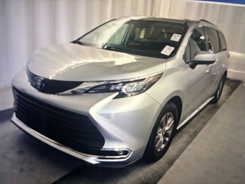 Used 2024 Toyota Sienna XLE FWD image 1