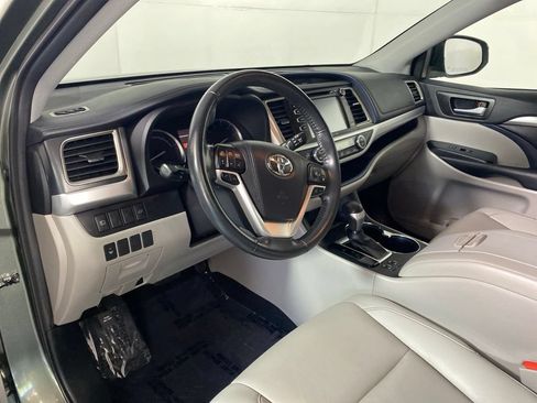 Used 2019 Toyota Highlander XLE AWD/4WD image 12