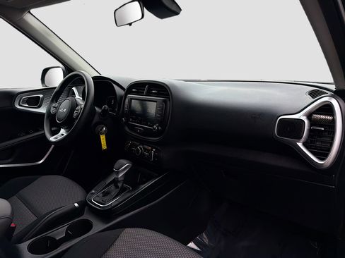 Used 2025 Kia Soul LX FWD image 5