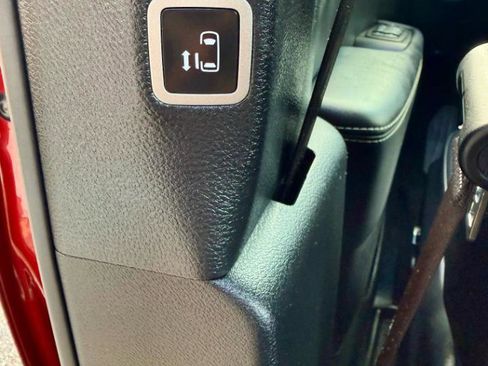 Used 2025 Chrysler Pacifica Select FWD image 36