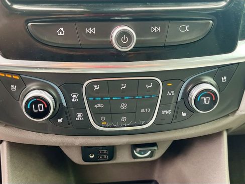 Used 2020 Chevrolet Traverse Premier FWD image 16