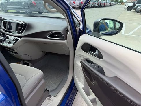 Used 2018 Chrysler Pacifica L FWD image 21