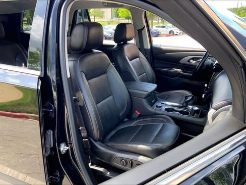 Used 2021 Chevrolet Traverse LT w/ LT Premium Package image 9