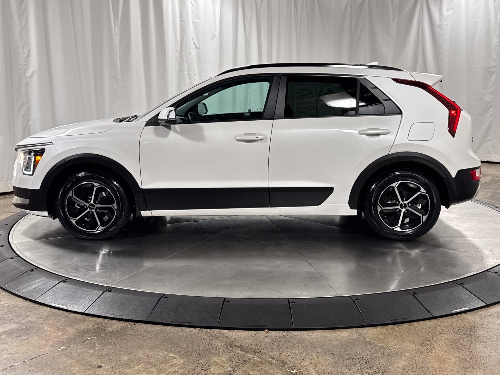 Used 2023 Kia Niro EX FWD image 8