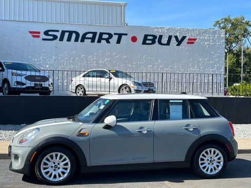 Used 2015 MINI Cooper 4-Door Hardtop image 9