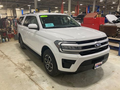 Used 2024 Ford Expedition Max XLT AWD/4WD image 3