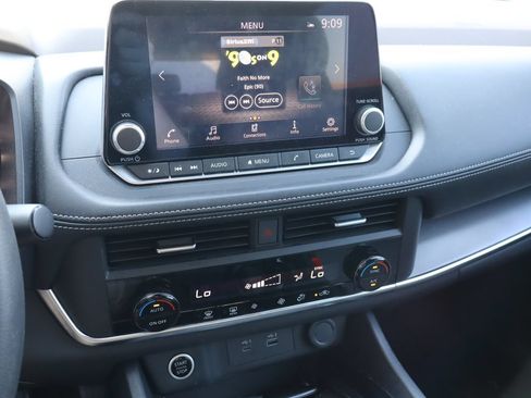Used 2023 Nissan Rogue SV FWD image 6