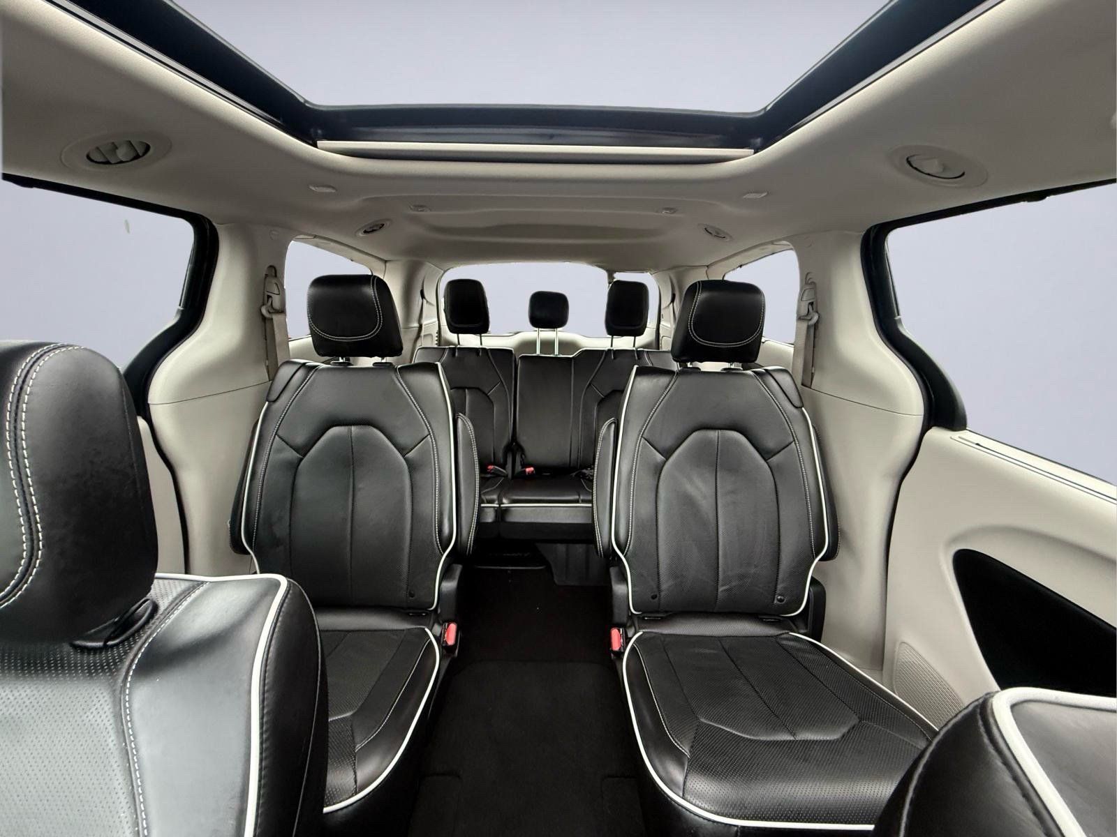 Used 2024 Chrysler Pacifica Limited FWD image 17