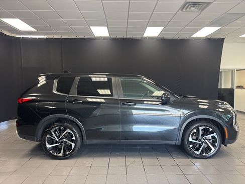 Used 2023 Mitsubishi Outlander SE image 2