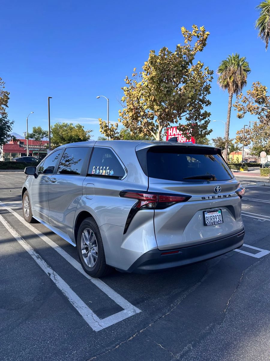 Used 2021 Toyota Sienna LE FWD image 2