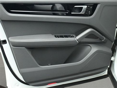 Used 2023 Porsche Cayenne Coupe image 9