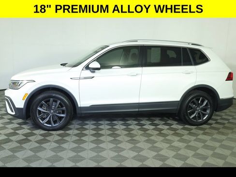 Used 2023 Volkswagen Tiguan SE w/ Panoramic Sunroof Package FWD image 6