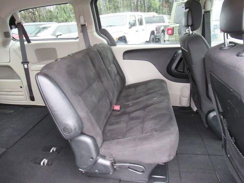 Used 2018 Dodge Grand Caravan SE w/ UConnect Hands-Free Group image 26