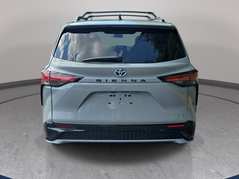 Used 2024 Toyota Sienna XSE FWD image 6