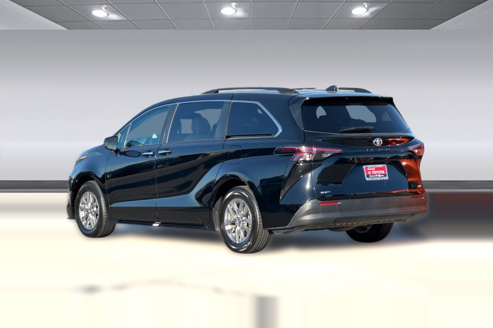 Used 2026 Toyota Sienna XLE FWD image 3