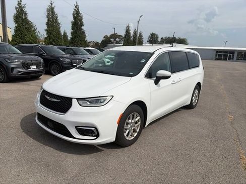 Used 2023 Chrysler Pacifica Touring-L FWD image 2