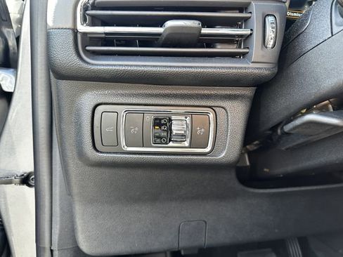 Used 2025 Lincoln Corsair AWD image 29