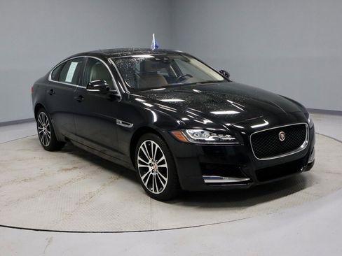 Used 2020 Jaguar XF Prestige image 1