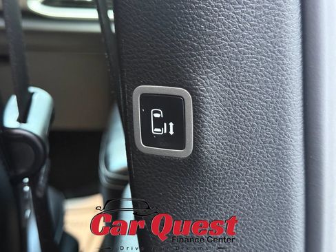 Used 2025 Chrysler Pacifica Select FWD image 19