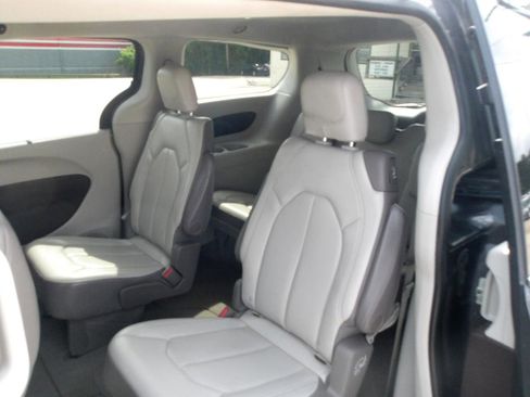 Used 2020 Chrysler Voyager Lxi image 15