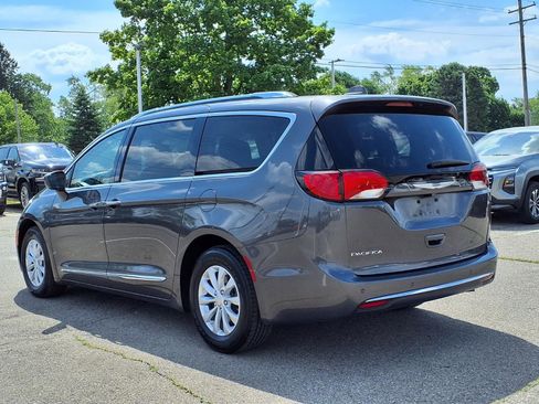 Used 2019 Chrysler Pacifica Touring-L FWD image 7