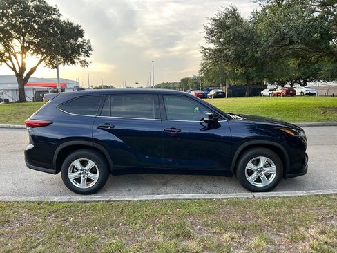 Used 2021 Toyota Highlander LE FWD image 7