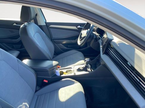 Used 2025 Volkswagen Jetta SE FWD image 15