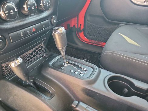 Used 2016 Jeep Wrangler Unlimited Rubicon w/ Connectivity Group image 13