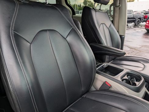 Used 2023 Chrysler Pacifica Touring-L FWD image 22
