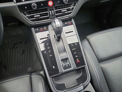 Certified 2022 Porsche Macan image 14