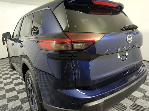 Used 2024 Nissan Rogue SV FWD image 2