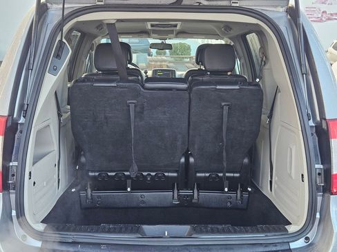 Used 2014 Chrysler Town & Country Touring image 32