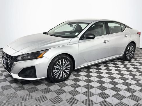 Used 2024 Nissan Altima 2.5 SV FWD image 6